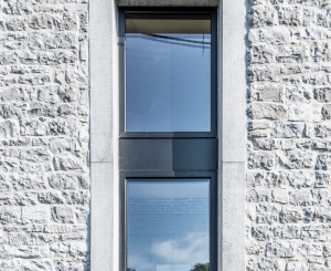 Installation de portes et fenêtres en aluminium