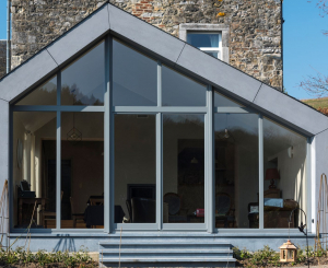 Installation de châssis, portes et fenêtres en bois