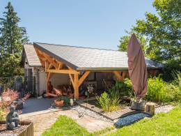 Couverture de terrasse en bois 2 pans avec avancée en pointe en Wallonie