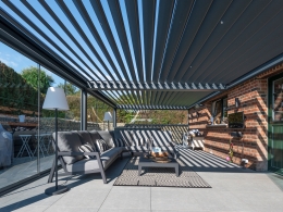 Gamme Vivre Dehors de Chimsco : Installation d'une Pergola bioclimatique sur mesure à Ciney dans la province de Namur