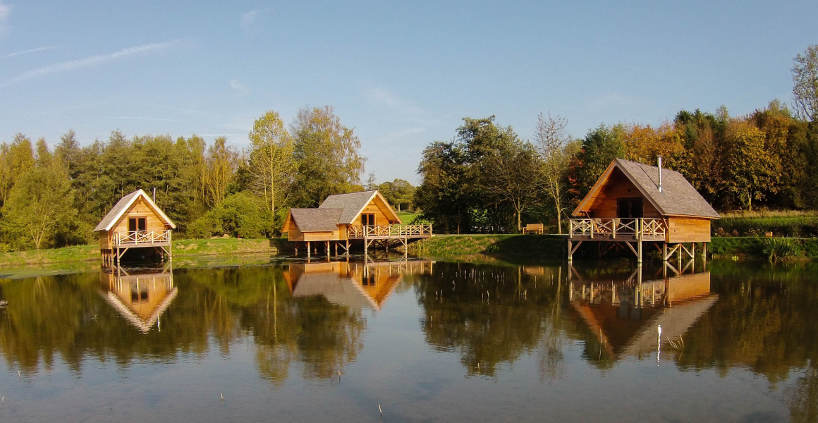 Constructions insolites de 6 chalets atypiques "Aqualodge" en ossature bois en région namuroise