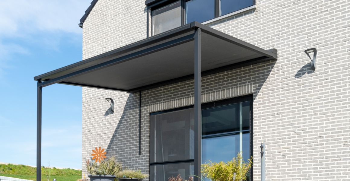 Gamme Vivre Dehors de Chimsco : Installation d'une pergola bioclimatique à Mettet dans la province de Namur