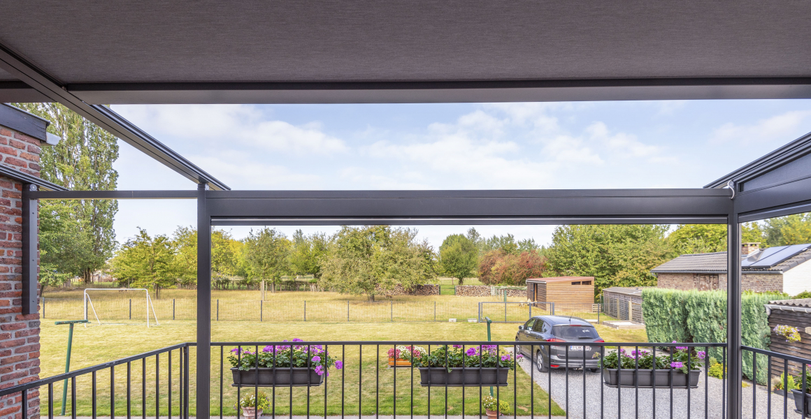 Gamme Vivre Dehors de Chimsco : Installation pergola bioclimatique à Verlaine dans la province de Liège