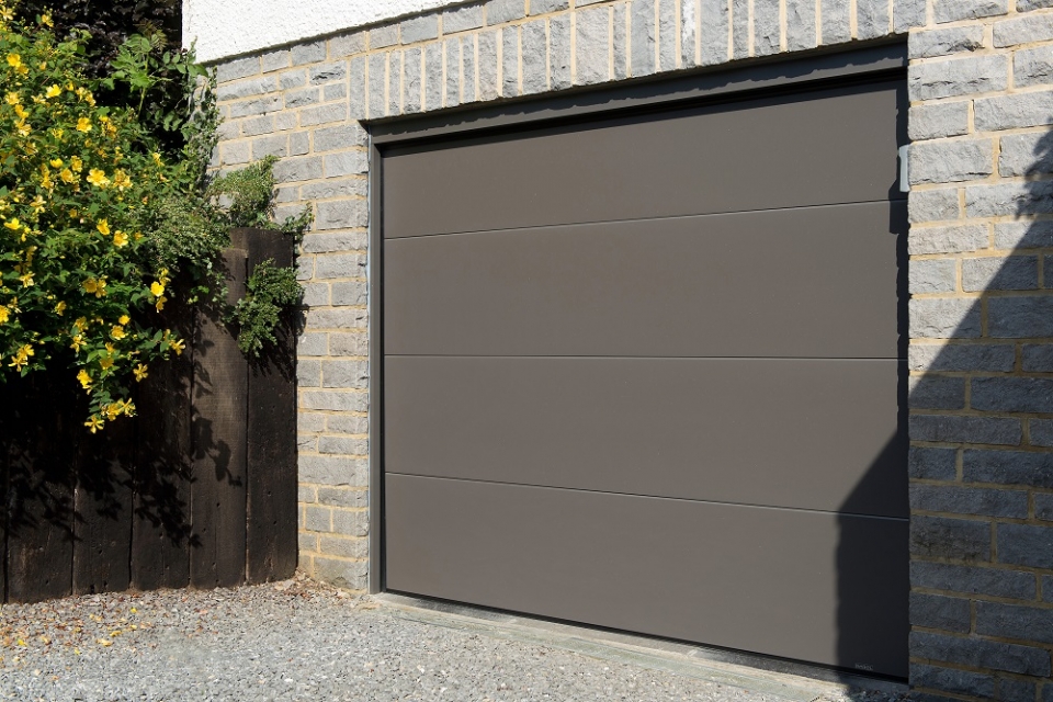Installation d’une porte de garage sectionnelle motorisée sur-mesure : caractéristiques, prix et avantages