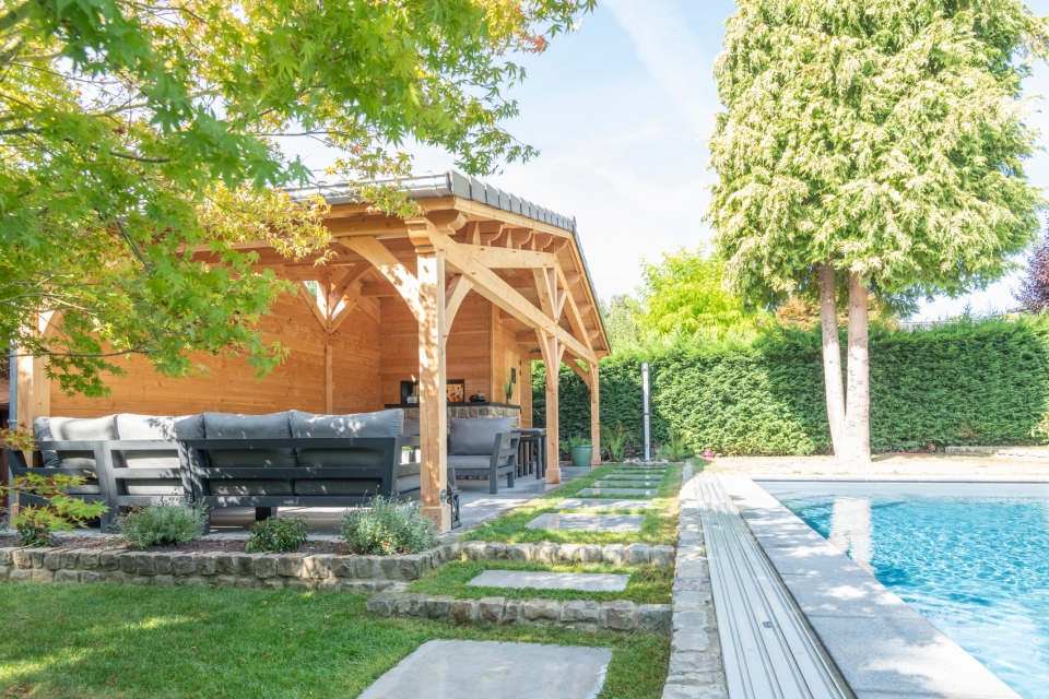 Un poolhouse en bois signé Chimsco Groupe : une réelle plus-value esthétique et financière