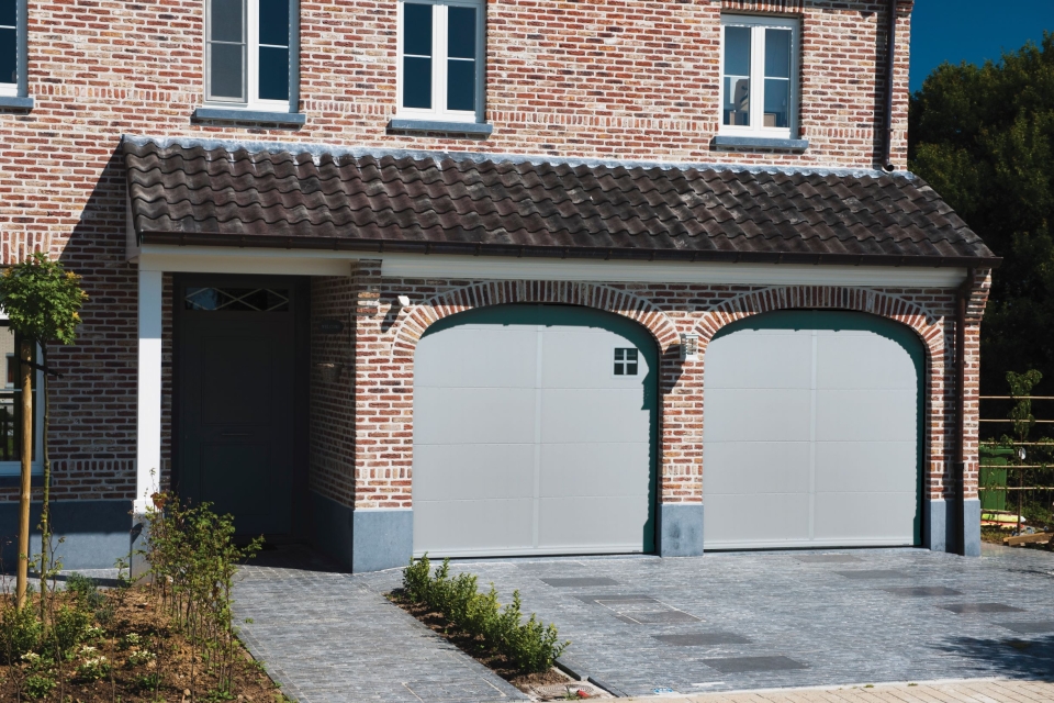 La porte de garage embellit et sécurise votre maison
